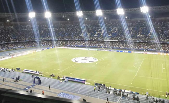 Al Maradona suona l'inno Champions, dagli spalti si alza un coro a sorpresa