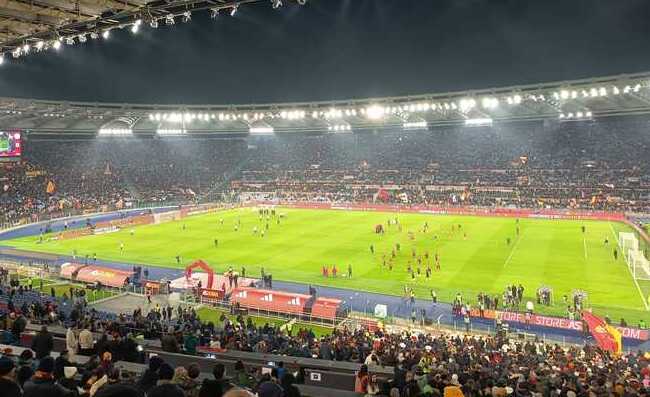 Odio Napoli, Lavali con il fuoco, vergogna all'Olimpico durante il riscaldamento