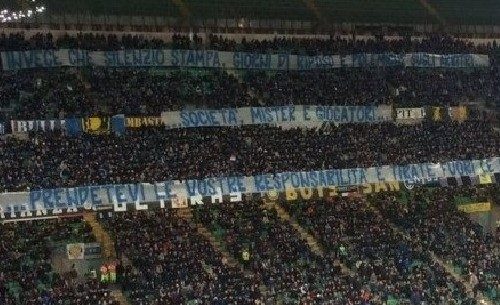 FOTO - Duro striscione dei tifosi dell'Inter: Basta, fuori le pa...