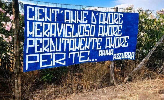 Cient'anne d'amore: lo striscione che celebra il Centenario del Napoli a Castel Volturno