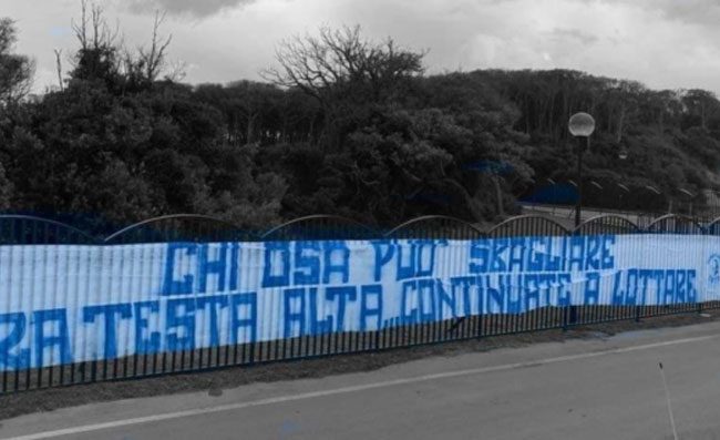 Lo striscione di Castel Volturno che circola sui social � vecchio (� di gennaio 2021)