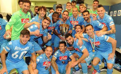 Vittoria storica, Rafael e Higuain super. De Laurentiis abbraccia Benitez. Supercoppa nella vasca! Tutte le foto della grande festa