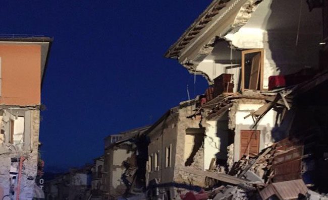 Terremoto, il cuore dei napoletani: ecco come aiutare, informazioni e contatti utili