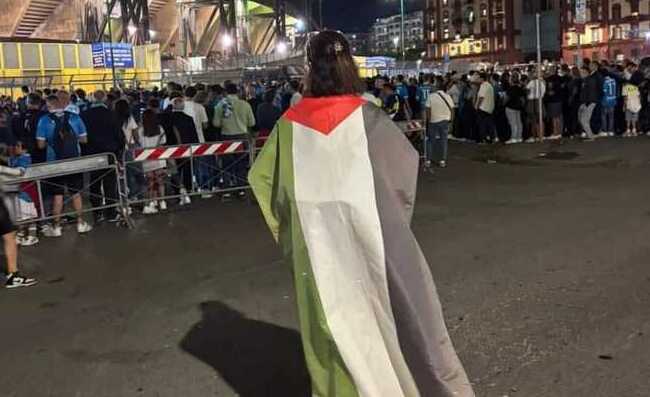 Tifosa con la bandiera della Palestina al Maradona: I poliziotti mi hanno accerchiata