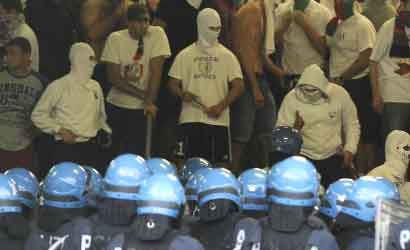 MEDIASET - Tifosi del Legia a Napoli per fare la guerra, c'è un episodio grave