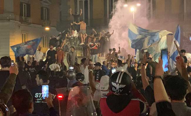 Napoli, Scudetto vicino: a Piazza Mercato colletta di 10 euro per la festa