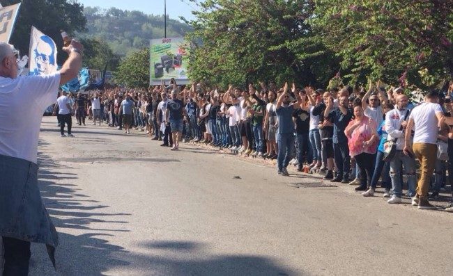 Scene di panico all'esterno del San Paolo, ragazzina disperata per Insigne: che entusiasmo!