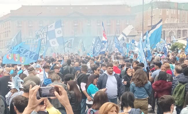 Dalla Francia: Napoli  la capitale del sole: non poteva celebrare lo scudetto sotto la pioggia