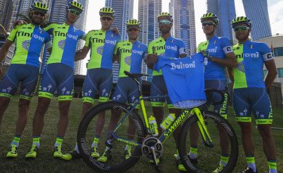 FOTOGALLERY - Show della Tinkoff, dedica a Maradona ed al Napoli: che maglie!