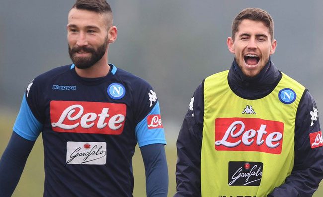 Scontro Tonelli-Koulibaly in allenamento, attimi di tensione. Lorenzo si ferma dolorante
