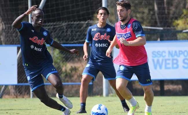 Mistero a Castel Volturno, chi è quel calciatore vicino a Mertens?