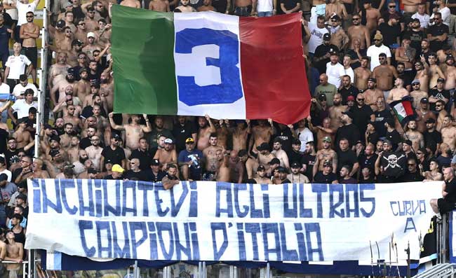 Inchinatevi agli ultras Campioni d'Italia, striscione a Frosinone
