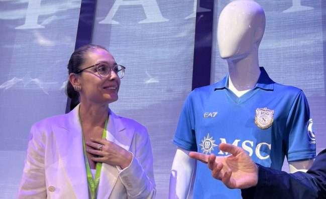 Valentina De Laurentiis a bordo della MSC: sguardo e aggiustatina alle maglie sui manichini