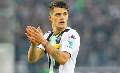 FOTO - Euro 2016, Xhaka fratelli contro: guardate cosa indossa la madre...