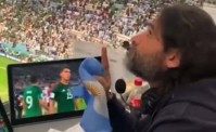 L'Argentina vince, Adani commosso a fine partita: gesto per Maradona (VIDEO)