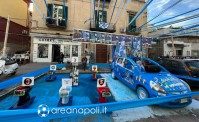 Le squadre avversarie diventano gabinetti, scenografia show a Secondigliano