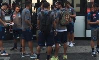 VIDEO - Il Napoli � arrivato all'aeroporto di Brindisi, Lorenzo Insigne firma autografi
