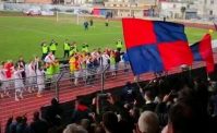 Afragolese, agguato dei tifosi al pullman della squadra con bastoni e bombe carta