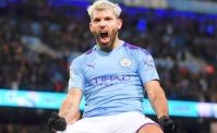 VIDEO - Aguero, scandalo in Premier dopo l'abbraccio alla guardalinee. Guardiola risponde furioso!