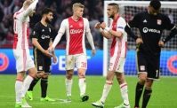 FOTO - Suggestiva coreografia dell'Ajax con la Juve. Un dettaglio particolare non � sfuggito ai social