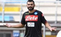 FOTO - Albiol indossa la maglia del Villarreal. I tifosi del Napoli: Raul, gi� ci manchi!