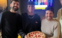 Alisson ha pranzato sul lungomare. Una pizza speciale per il brasiliano