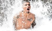 VIDEO - Guardate che combina Allan: prova lo scherzo ma cade in piscina, epic fail!