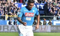 Il Napoli segna, Allan sfiorato da una bottiglietta. Scoppia il caos, Koulibaly s'infuria