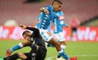 VIDEO - Il Napoli � partito per Firenze. I tifosi invocano Allan, lui reagisce cos�. Applausi alla stazione