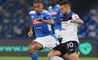 VIDEO - Allan lascia il San Paolo con la sua auto. I tifosi lo insultano: Vattene! Hai rotto il c...