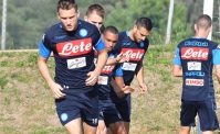 Castel Volturno, squadra divisa in due gruppi sotto la pioggia. Presa una decisione su Milik