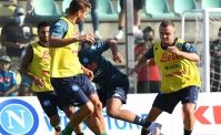 VIDEO - Napoli, l'allenamento prima della sfida al Rijeka: Insigne biondo, pallonata a Demme