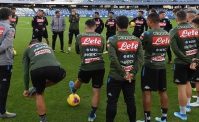 A Napoli la prima vera bolla del calcio italiano, giocatori furiosi: loro in clausura, quelli della Juve no