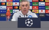A Sky parlano del rigore al Napoli, Ancelotti ammonisce e tira in ballo la Juventus: cala il silenzio