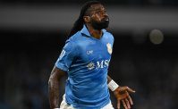 Anguissa, rovesciata gol. Badiashile incredulo per l'incredibile giocata