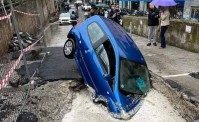 Temporale a Napoli, automobile inghiottita da una voragine