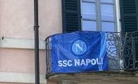 Tifoso Napoli aggredito, sindaco di Varese espone la bandiera degli azzurri