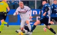 Bastoni simula ed esulta sguaiatamente all'espulsione di Kalulu, brutta scena al Meazza