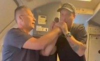 Belli in aereo intona l'inno della Juventus, interviene il napoletano Clementino