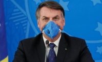 Brasile, Bolsonaro positivo al Covid-19. Si toglie la mascherina in diretta: Guardate, sto bene