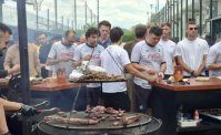 Braciata del Napoli per salutare Conte. Carne, musica e applausi per il mister