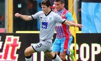 Bruttissima tegola per il Milan, calvario senza fine per Caldara: lascia Milanello in stampelle