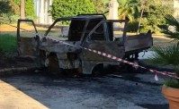 Napoli senza speranza: incendiato furgoncino dei giardinieri in Villa Comunale