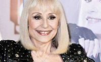 Italia-Spagna, omaggio della Nazionale a Raffaella Carr� nel riscaldamento