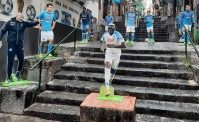 I cartonati dei giocatori del Napoli sono stati spostati, sverniciate anche le scale. Il motivo