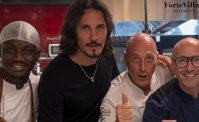 Cavani &egrave; in Sardegna, entra in un ristorante e urla: Forza Napoli!
