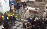 FOTO - Carabiniere ucciso a Roma, folla a Somma per il funerale: sulla bara c'� la maglia di Insigne
