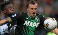 Chiriches, che disastro. I tifosi del Sassuolo se la prendono con l'ex Napoli. Il difensore si fa anche male