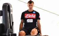 VIDEO - Dimaro, Vlad Chiriches si ritempra nel gelido torrente dopo l'allenamento