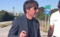 I tifosi a Castel Volturno: Mister, non ci lasciare. La reazione di Conte tra selfie e autografi